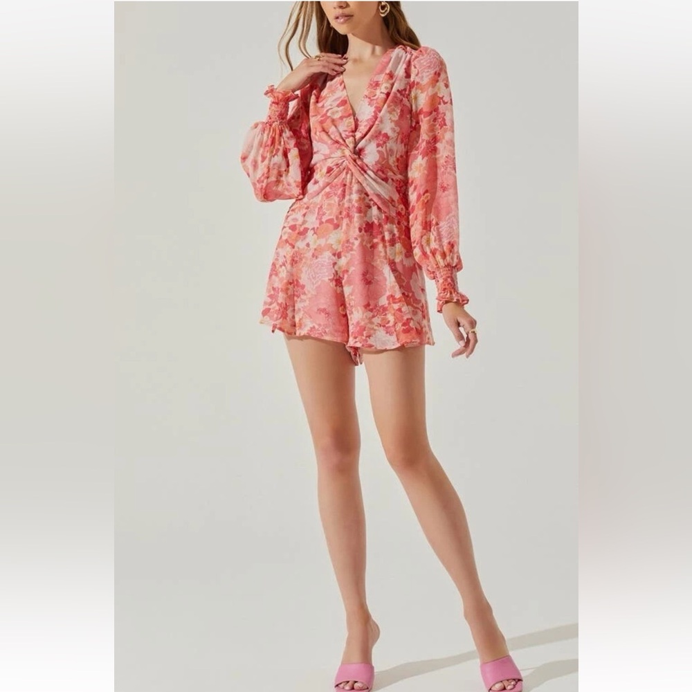 ASTR The Label Chiffon Romper Size XL Coral Floral Backless Long Sleeves V-Neck
